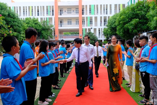 Phó Chủ tịch UBND tỉnh Bùi Đình Long dự lễ khai giảng với học sinh Trường Phượng Hoàng