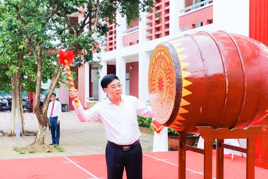 Phó Bí thư Thường trực Tỉnh ủy dự Lễ khai giảng tại Trường THPT Huỳnh Thúc Kháng
