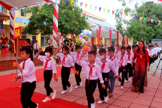 Trường THCS Hoàng Tá Thốn (Yên Thành) đón Bằng công nhận trường đạt chuẩn Quốc gia mức độ 2 