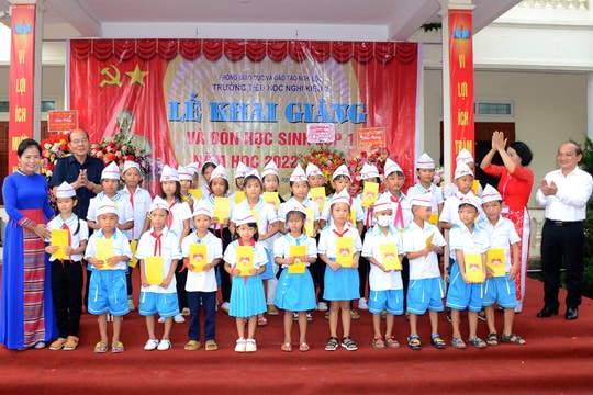 Chủ tịch Ủy ban Mặt trận Tổ quốc tỉnh Nghệ An dự lễ khai giảng tại Trường Tiểu học Nghi Kiều 2