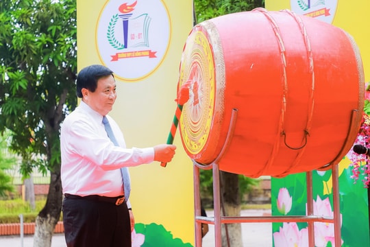 Đồng chí Nguyễn Xuân Thắng đánh trống khai giảng năm học mới tại quê hương Tổng Bí thư Lê Hồng Phong
