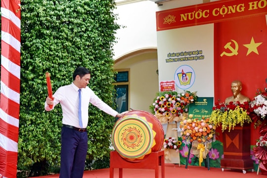 Đồng chí Hoàng Nghĩa Hiếu dự Lễ khai giảng năm học mới tại Trường THPT chuyên Phan Bội Châu