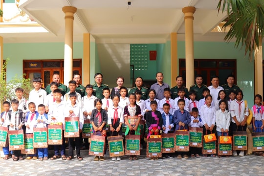 Bộ đội Biên phòng Nghệ An trao quà cho học sinh tại huyện biên giới Kỳ Sơn