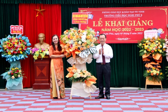 Bí thư Thành ủy Vinh dự lễ khai giảng tại Trường Tiểu học Nghi Phú 2