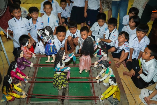 Trẻ em SOS Vinh trải nghiệm ‘Múa rối điện’, ‘Em làm đèn ông sao’ nhân mùa Trung thu