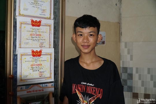 Đường đến trường nhọc nhằn của nam sinh 11 tuổi mới vào lớp 1