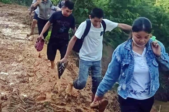 Giáo viên Kỳ Sơn băng rừng, lội suối đến trường khắc phục hậu quả sau lũ