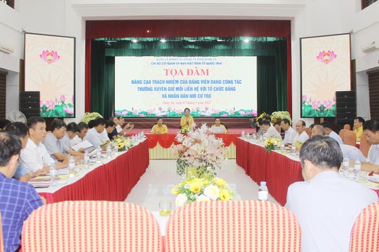 Tọa đàm 'Nâng cao trách nhiệm của đảng viên đang công tác thường xuyên giữ mối liên hệ với tổ chức Đảng và Nhân dân nơi cư trú'