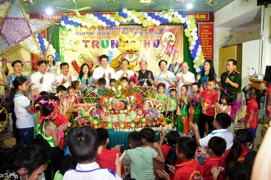 Chương trình 'Trung thu về bản' tại huyện Con Cuông