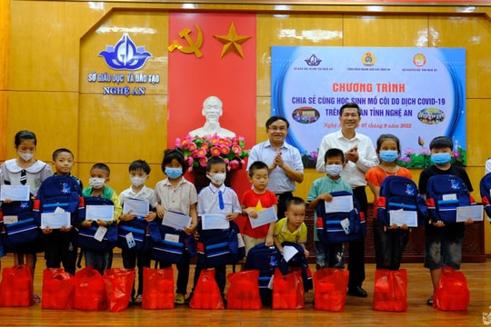 Ngành Giáo dục Nghệ An trao quà hỗ trợ cho học sinh mồ côi do dịch Covid-19