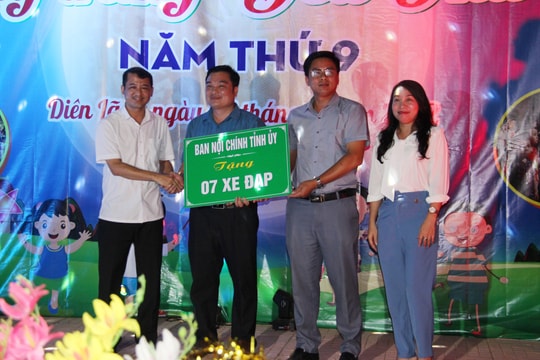 'Vầng trăng yêu thương' đến với các em nhỏ huyện miền núi Quỳ Châu