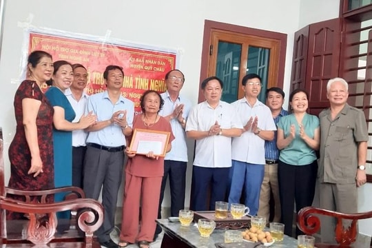 Trao tiền hỗ trợ xây nhà tình nghĩa cho thân nhân liệt sĩ ở Quế Phong và Quỳ Châu