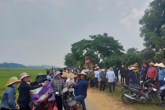 Nghệ An: Hàng trăm học sinh bị ngăn cản đến trường