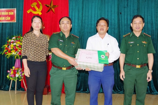 Bộ Chỉ huy Bộ đội Biên phòng Nghệ An tặng quà các xã biên giới huyện Kỳ Sơn