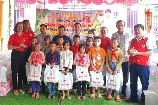 Các tổ chức, đơn vị tặng quà Trung thu cho trẻ em nghèo miền núi Nghệ An