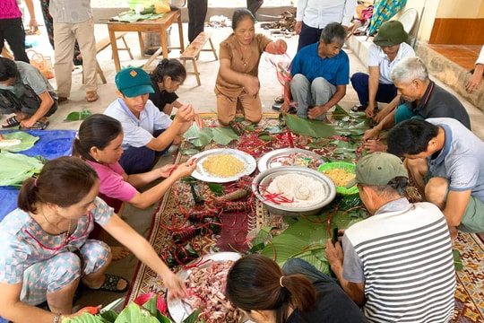 Làng quê rộn ràng gói bánh chưng vui đón Trung thu