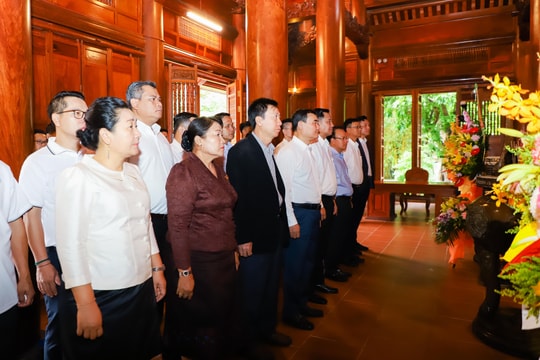 Văn phòng Phủ Thủ tướng Lào và Văn phòng Chính phủ Việt Nam dâng hương tưởng niệm Chủ tịch Hồ Chí Minh