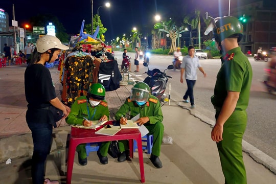 Xử phạt nhiều tiểu thương tái chiếm vỉa hè trước Bệnh viện Hữu nghị Đa khoa Nghệ An