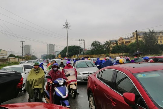 Nhiều tuyến đường TP. Vinh tắc nghẽn nghiêm trọng trong sáng 8/9