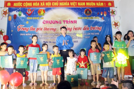  Tỉnh đoàn Nghệ An tổ chức ‘Trung thu yêu thương – Nâng bước em đến trường’