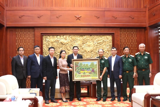 Văn phòng Phủ Thủ tướng Lào và Văn phòng Chính phủ Việt Nam thăm Bộ Tư lệnh Quân khu 4 