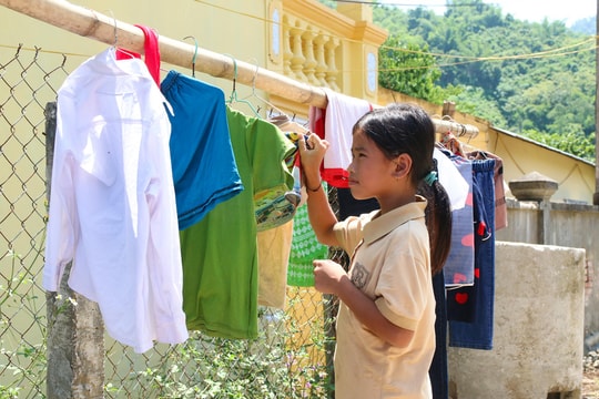 Cuộc sống tự lập của những đứa trẻ vùng cao 'đi tìm con chữ'