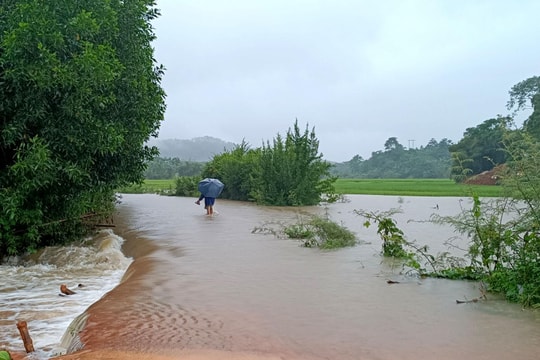 Mưa lớn chia cắt nhiều tuyến đường tại huyện Quế Phong