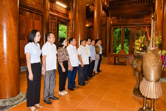 Trung ương Hội Nông dân Việt Nam dâng hoa tưởng niệm Chủ tịch Hồ Chí Minh