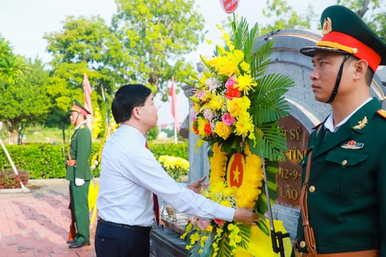 Lãnh đạo tỉnh Nghệ An dâng hoa tưởng niệm, tri ân các anh hùng liệt sĩ Xô viết Nghệ Tĩnh