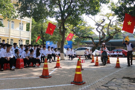 Không giao xe cho học sinh khi chưa đủ tuổi được phép điều khiển phương tiện giao thông