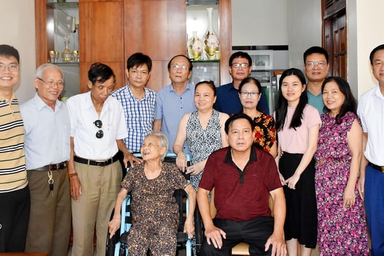 Hội Hỗ trợ gia đình liệt sĩ tỉnh Nghệ An tặng xe lăn cho vợ liệt sĩ ở thành phố Vinh