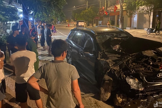Ô tô gây tai nạn liên hoàn trong đêm ở Thành phố Vinh 