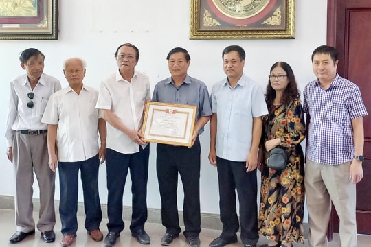 Trao Bằng khen của Hội hỗ trợ gia đình liệt sỹ Việt Nam cho 4 doanh nghiệp 