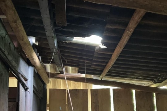 Mỏ đá ở Kỳ Sơn lại nổ mìn làm nhà dân hư hỏng, bé gái 1 tuổi phải vào viện