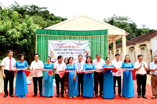 Đài Tiếng nói nhân dân Thành phố Hồ Chí Minh trao tặng phòng học, phòng nội trú cho học sinh huyện Kỳ Sơn