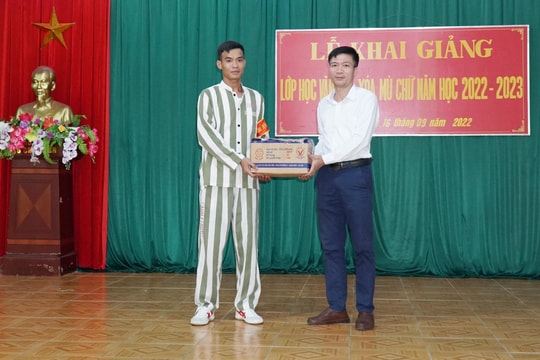 Khai giảng lớp học xoá mù chữ cho các phạm nhân tại Trại giam số 3