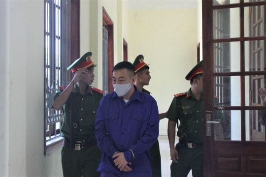 Nghi vợ ngoại tình, chồng cầm dao đâm vợ giữa đêm khuya