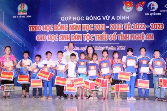 Nguyên Phó Chủ tịch nước trao học bổng Vừ A Dính cho học sinh ở Nghệ An 