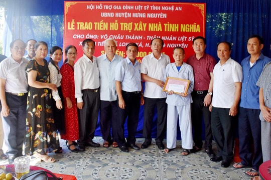 Trao 100 triệu đồng hỗ trợ xây dựng nhà tình nghĩa cho thân nhân liệt sỹ