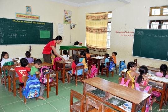 Lớp học đặc biệt ở khu tái định cư của tộc người Đan Lai