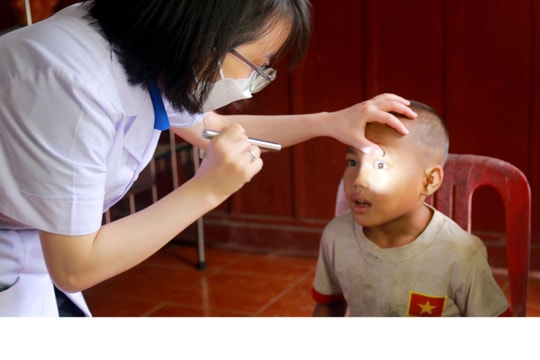 Bệnh viện Đa khoa TP Vinh khám bệnh, cấp thuốc miễn phí cho 500 người dân vùng sâu ở Con Cuông