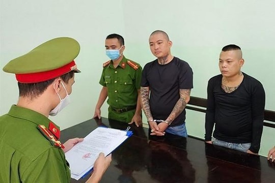 Khởi tố hai thanh niên tạt sơn, mắm tôm để đòi 'giúp' 200 triệu