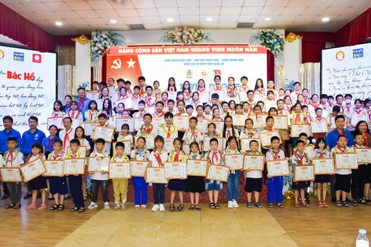 Khối các cơ quan tỉnh Nghệ An tuyên dương 115 học sinh ‘con ngoan, trò giỏi, cháu Bác Hồ kính yêu’