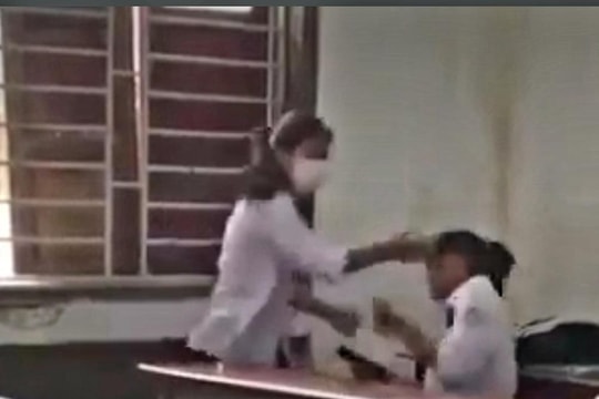 Công an điều tra việc nữ sinh lớp 10 tát bạn trong lớp học ở Nghệ An