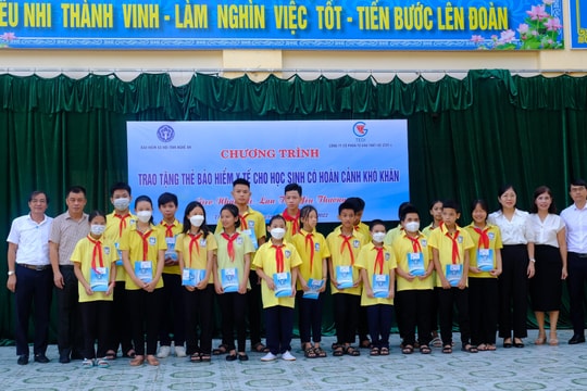 BHXH Nghệ An trao tặng thẻ BHYT cho học sinh khó khăn 