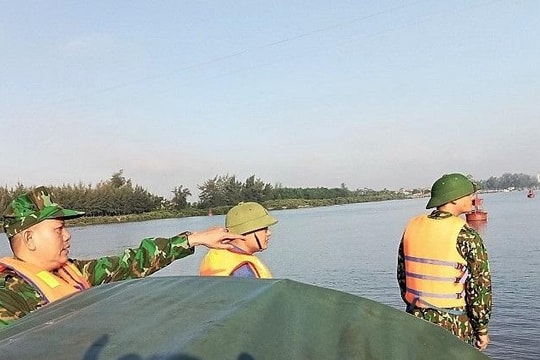 Hai bé gái bị sóng cuốn trôi khi đi tắm biển