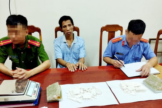 Bắt người đàn ông có 1 tiền án vận chuyển 02 bánh hêrôin