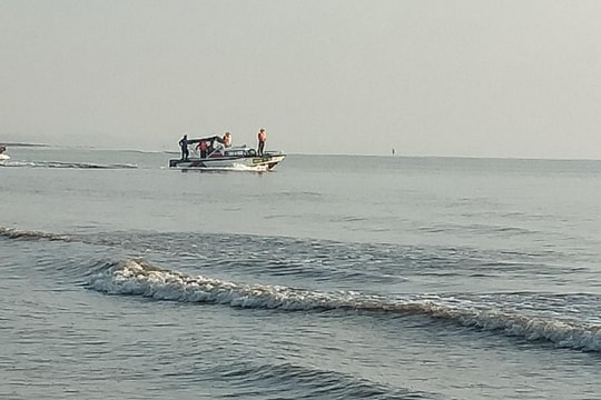 Đã tìm thấy thi thể 2 trẻ bị đuối nước ở bãi biển Diễn Thành