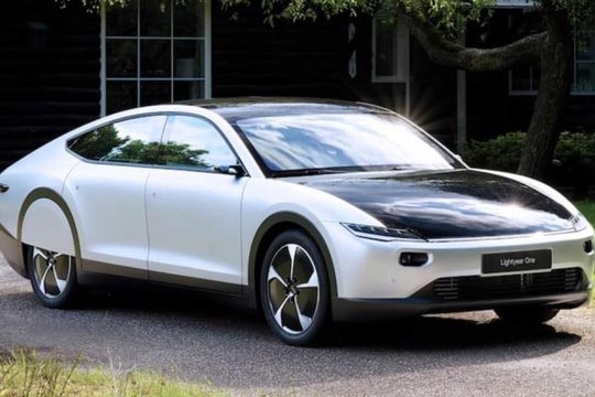 Xe hơi chạy bằng năng lượng mặt trời đầu tiên trên thế giới sắp được sản xuất