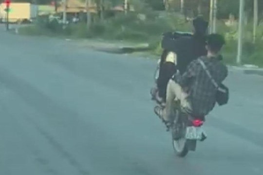 Nghệ An: 2 thanh niên đi xe máy bốc đầu, lạng lách trên Quốc lộ 1A